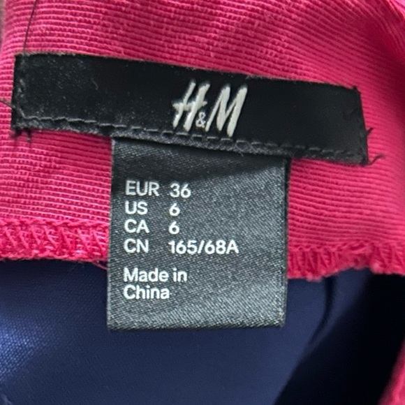 NWT Womens H&M Navy Blue Short Skirt with Pink Waist Detail and Pockets Size 6 - Picture 2 of 5